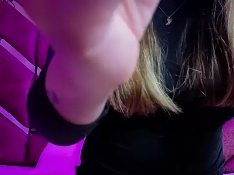 Snapshot of EmberCooper_ chatting on 04/17/26, 03:42 EmberCooper online show from 04/17/26, 03:42