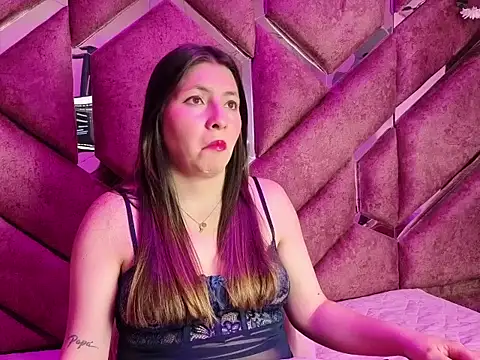 Snapshot of EmberCooper_ chatting on 04/21/26, 02:04 EmberCooper online show from 04/21/26, 02:04