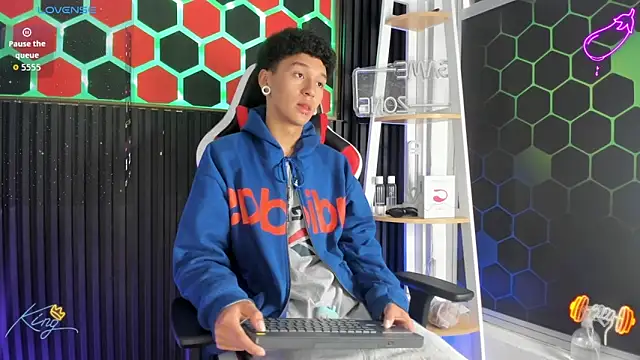 Snapshot of David_Banks_ chatting on 04/06/26, 12:28 David Banks online show from 04/06/26, 12:28