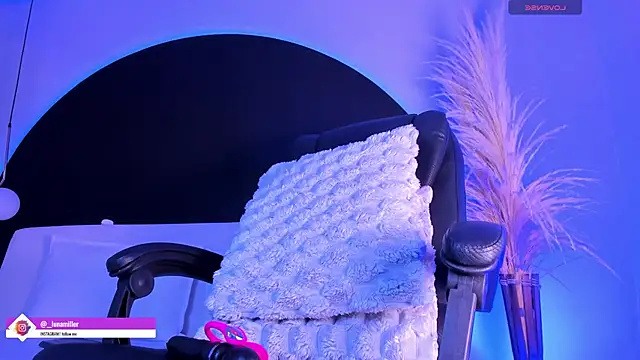 Snapshot of lunamiller_01 chatting on 04/15/26, 05:36 lunamiller 01 online show from 04/15/26, 05:36