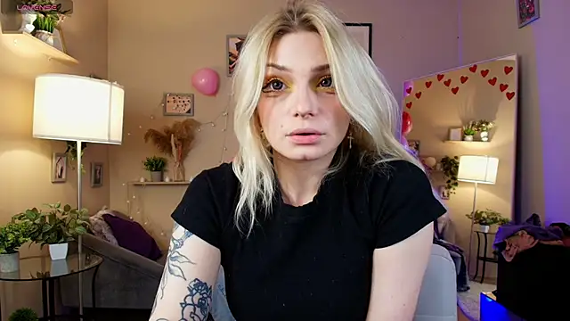 Snapshot of AvaSun chatting on 02/18/26, 10:39 AvaSun online show from 02/18/26, 10:39