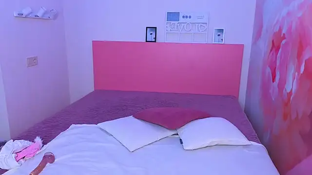 Snapshot of LuxSiren chatting on 04/11/26, 06:29 LuxSiren online show from 04/11/26, 06:29