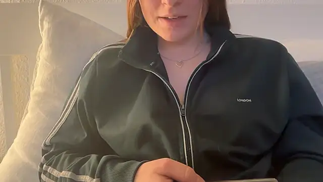 Snapshot of Lucyschickt chatting on 03/02/26, 05:20 Lucyschickt online show from 03/02/26, 05:20