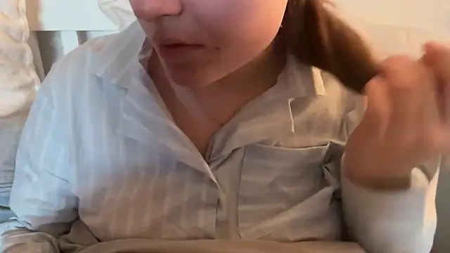 Snapshot of Lucyschickt chatting on 04/02/26, 05:05 Lucyschickt online show from 04/02/26, 05:05