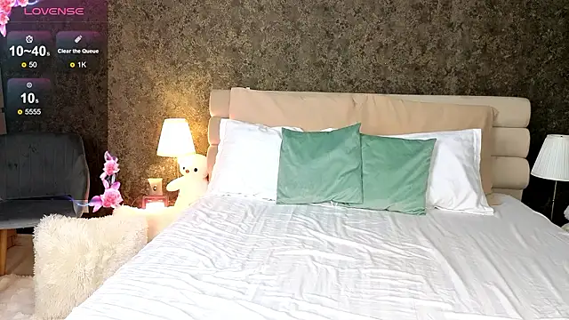 AuraM00n online show from 03/24/26, 06:57