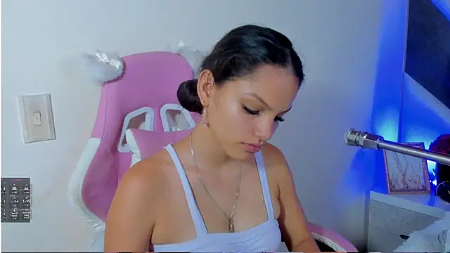 Snapshot of isa_kolins chatting on 04/09/26, 03:28 isa kolins online show from 04/09/26, 03:28