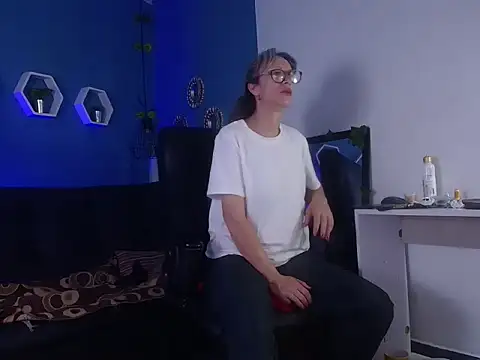 Snapshot of laurasofia45 chatting on 03/01/26, 10:23 laurasofia45 online show from 03/01/26, 10:23