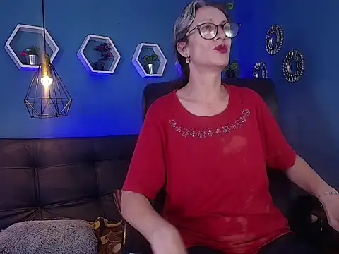 Snapshot of laurasofia45 chatting on 03/03/26, 01:01 laurasofia45 online show from 03/03/26, 01:01