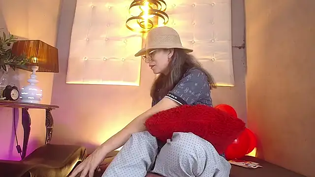 Snapshot of laurasofia45 chatting on 03/07/26, 01:24 laurasofia45 online show from 03/07/26, 01:24