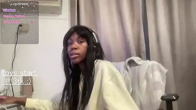 Snapshot of bloggirllaurel chatting on 03/25/26, 11:22 bloggirllaurel online show from 03/25/26, 11:22