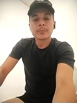 Snapshot of Reuss25 chatting on 04/21/26, 12:34 Reuss25 online show from 04/21/26, 12:34