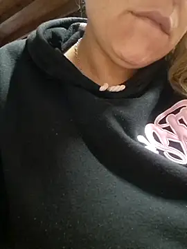 Snapshot of tuhardsexy chatting on 04/24/26, 01:35 tuhardsexy online show from 04/24/26, 01:35