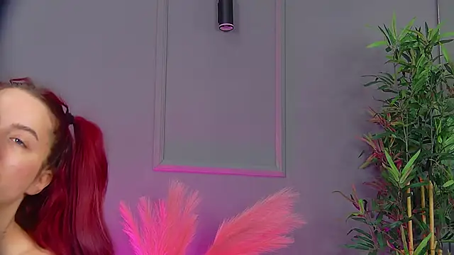 Snapshot of CrystalRedd chatting on 04/04/26, 04:00 CrystalRedd online show from 04/04/26, 04:00