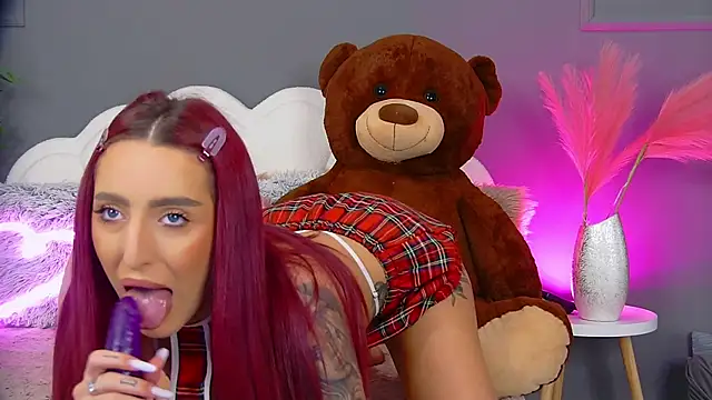 Snapshot of CrystalRedd chatting on 04/06/26, 04:46 CrystalRedd online show from 04/06/26, 04:46