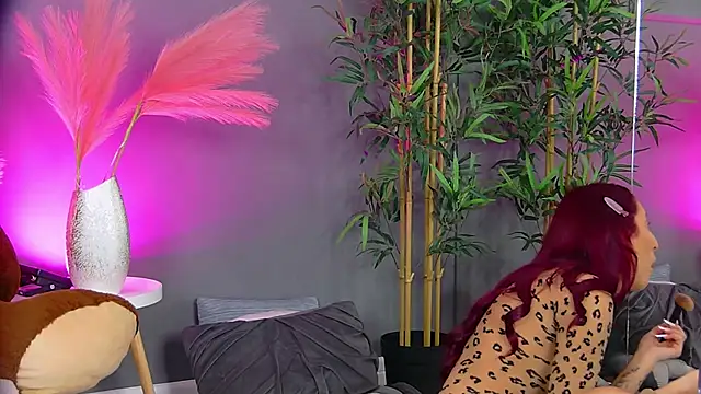 Snapshot of CrystalRedd chatting on 04/14/26, 04:18 CrystalRedd online show from 04/14/26, 04:18