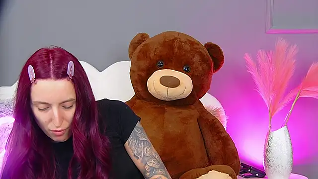 Snapshot of CrystalRedd chatting on 04/15/26, 04:30 CrystalRedd online show from 04/15/26, 04:30