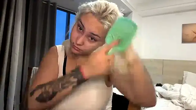 LuxureMia online show from 02/12/26, 11:05