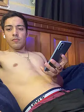 Snapshot of Tupapi696969q chatting on 05/13/26, 04:32 Tupapi696969q online show from 05/13/26, 04:32