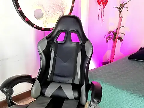 Snapshot of Miaa-Foxx chatting on 04/25/26, 08:06 Miaa-Foxx online show from 04/25/26, 08:06