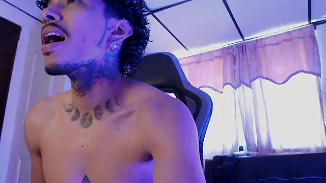 Snapshot of D3v1L88 chatting on 04/21/26, 04:56 D3v1L88 online show from 04/21/26, 04:56