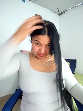 Snapshot of emily-rousee- chatting on 04/22/26, 02:29 emily-rousee- online show from 04/22/26, 02:29