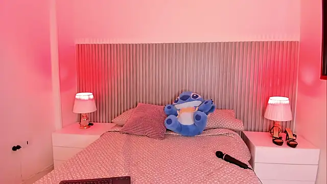 Snapshot of ArianaHilton_ chatting on 04/17/26, 02:14 ArianaHilton online show from 04/17/26, 02:14