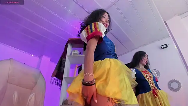 Snapshot of Miniadelf chatting on 04/19/26, 08:11 Miniadelf online show from 04/19/26, 08:11