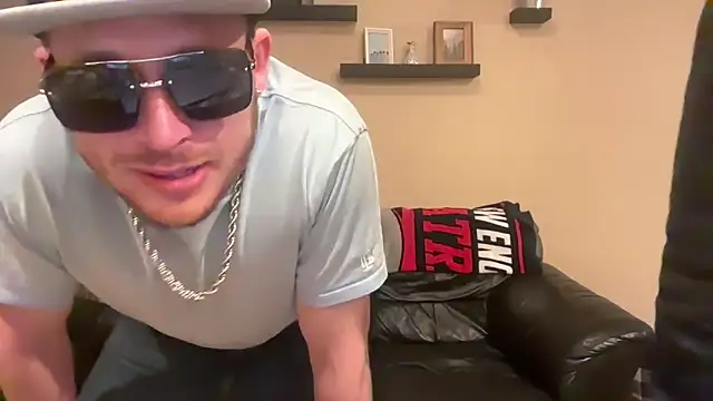 Snapshot of mr_mrs_glitter chatting on 04/27/26, 05:16 mr mrs glitter online show from 04/27/26, 05:16