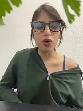 Snapshot of romyamo chatting on 02/17/26, 01:57 romyamo online show from 02/17/26, 01:57