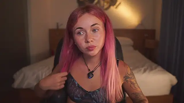 Snapshot of Sarah_Pink chatting on 03/26/26, 01:49 Sarah Pink online show from 03/26/26, 01:49