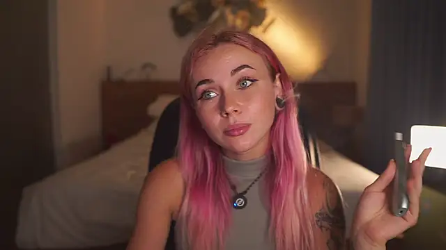 Snapshot of Sarah_Pink chatting on 04/04/26, 01:41 Sarah Pink online show from 04/04/26, 01:41