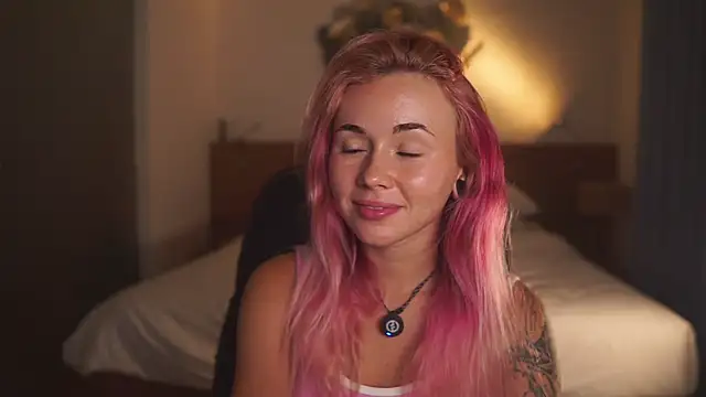 Snapshot of Sarah_Pink chatting on 04/05/26, 02:36 Sarah Pink online show from 04/05/26, 02:36