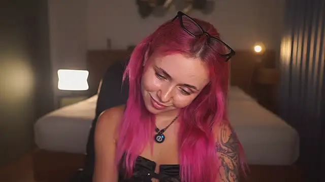 Snapshot of Sarah_Pink chatting on 05/15/26, 01:51 Sarah Pink online show from 05/15/26, 01:51