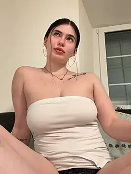 Snapshot of Evie-Moore chatting on 02/24/26, 10:30 Evie-Moore online show from 02/24/26, 10:30