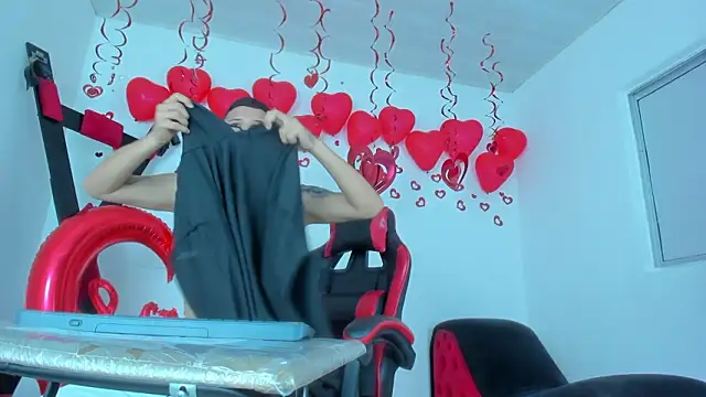 Snapshot of Steven_and_Camilo18 chatting on 02/14/26, 11:40 Steven and Camilo18 online show from 02/14/26, 11:40