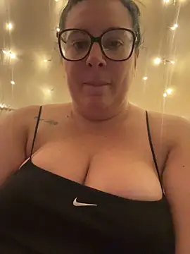 Snapshot of JasmineGlow7 chatting on 02/18/26, 10:06 JasmineGlow7 online show from 02/18/26, 10:06