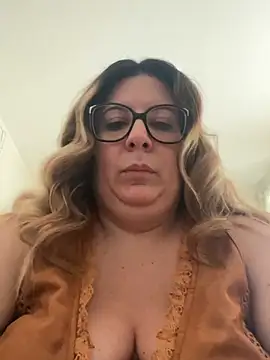 Snapshot of JasmineGlow7 chatting on 03/02/26, 01:40 JasmineGlow7 online show from 03/02/26, 01:40