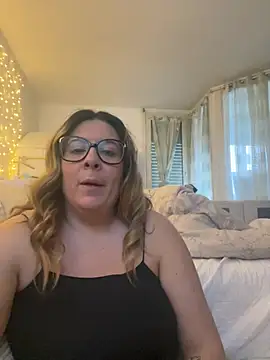 Snapshot of JasmineGlow7 chatting on 03/06/26, 04:25 JasmineGlow7 online show from 03/06/26, 04:25