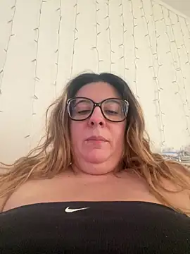 Snapshot of JasmineGlow7 chatting on 04/21/26, 01:50 JasmineGlow7 online show from 04/21/26, 01:50