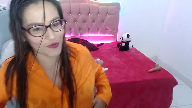 Snapshot of snowhot-69 chatting on 03/28/26, 12:43 snowhot-69 online show from 03/28/26, 12:43