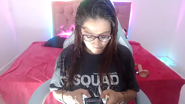 Snapshot of snowhot-69 chatting on 03/30/26, 12:33 snowhot-69 online show from 03/30/26, 12:33