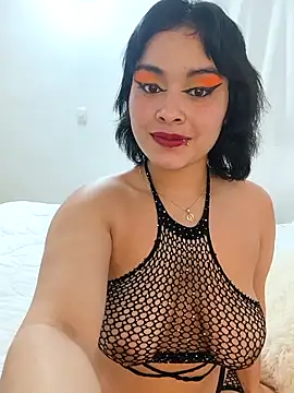 Snapshot of zoe_love18 chatting on 04/29/26, 05:33 zoe love18 online show from 04/29/26, 05:33