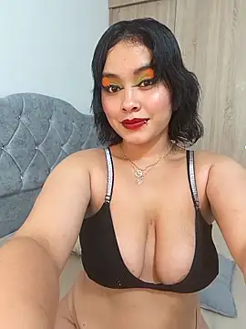 Snapshot of zoe_love18 chatting on 05/05/26, 04:42 zoe love18 online show from 05/05/26, 04:42