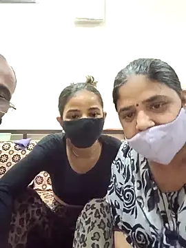 Snapshot of HoneyHush chatting on 04/14/26, 10:54 HoneyHush online show from 04/14/26, 10:54