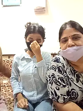 Snapshot of HoneyHush chatting on 04/24/26, 09:23 HoneyHush online show from 04/24/26, 09:23