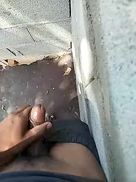 Snapshot of Leoh28 chatting on 04/15/26, 02:24 Leoh28 online show from 04/15/26, 02:24