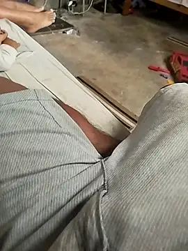 Snapshot of Leoh28 chatting on 04/22/26, 04:52 Leoh28 online show from 04/22/26, 04:52