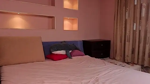 Snapshot of ElizaPizza chatting on 04/12/26, 02:44 ElizaPizza online show from 04/12/26, 02:44