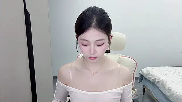 Snapshot of DYyyyyy-- chatting on 02/01/26, 12:04 DYyyyyy-- online show from 02/01/26, 12:04