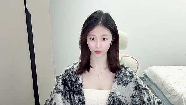 Snapshot of DYyyyyy-- chatting on 02/04/26, 12:11 DYyyyyy-- online show from 02/04/26, 12:11